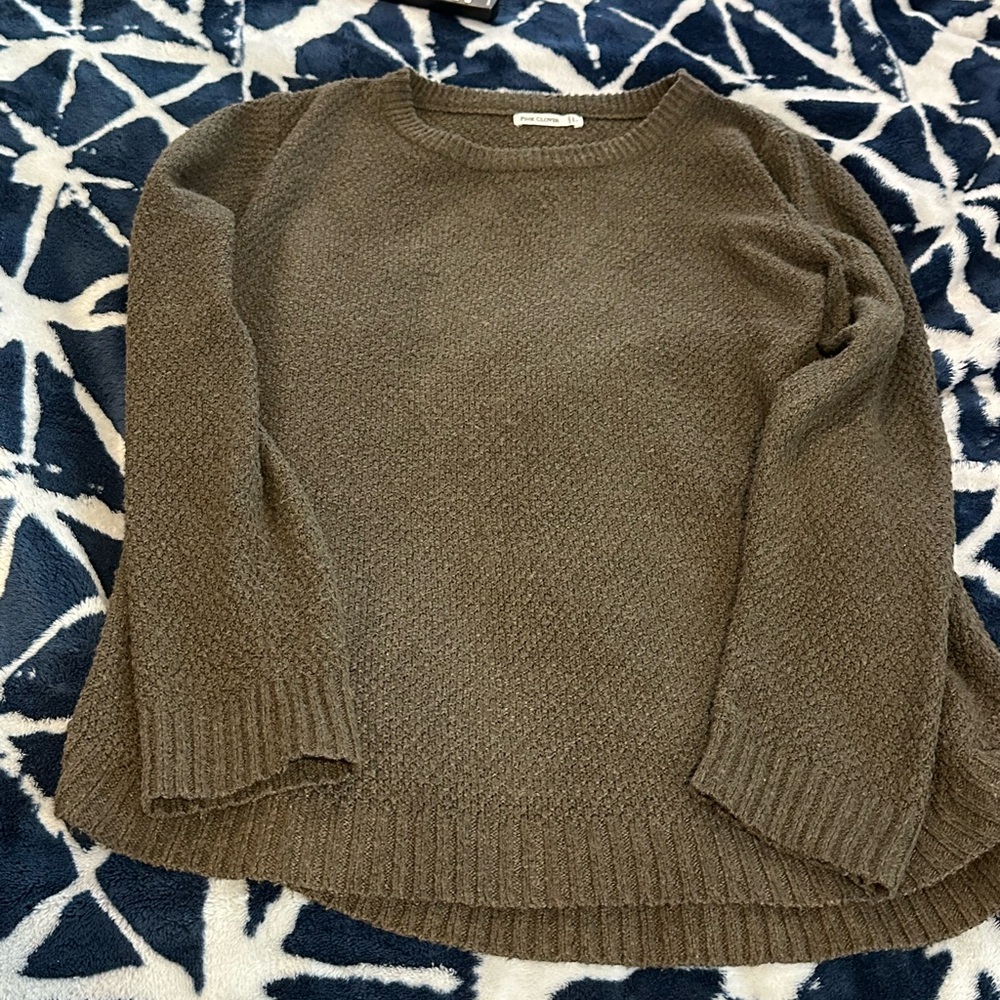 Pink Clover Women's Green Sweater